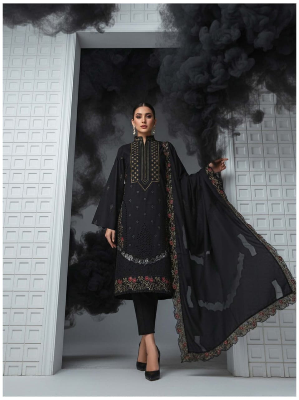 Royale Black, Banadora Wool 2 Head Embroidered 3 pcs