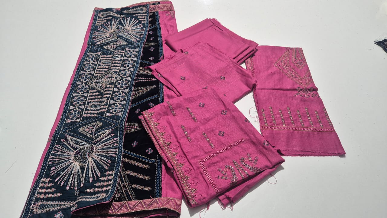 Rosy whisper, Wool Embroidered Banadora 3 pcs